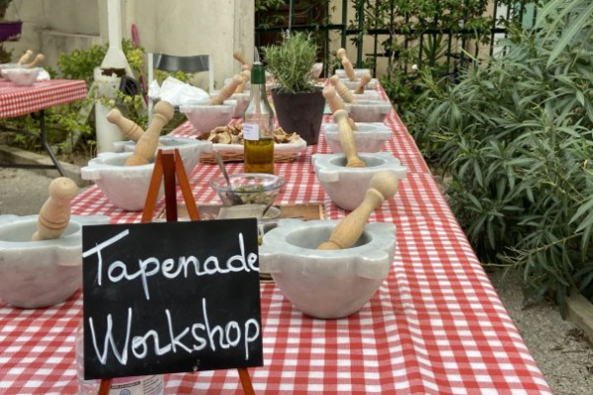 Atelier cuisine : tapenade, fruits & fleurs, pistou, Pan Bagnat - Expérience Côte d'Azur