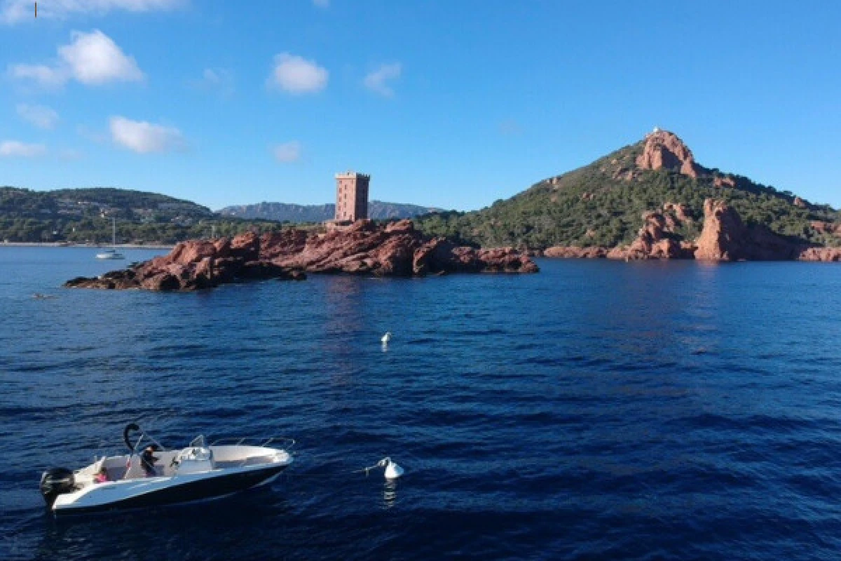 Balade privative en mer accompagnée d'un skipper - Agay - Expérience Côte d'Azur