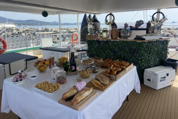 Brunch du dimanche en catamaran départ Cogolin - Expérience Côte d'Azur