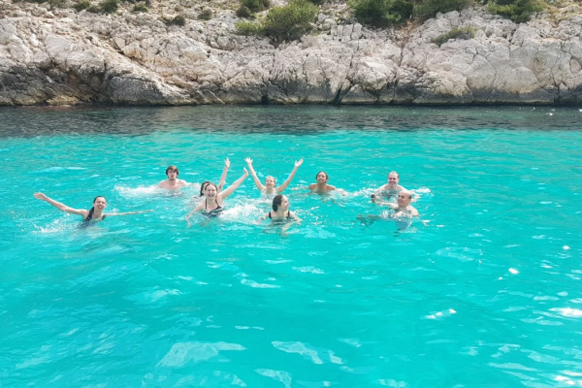 Croisière dans les calanques du Frioul avec café & baignade - Vieux Port CNTL - Expérience Côte d'Azur