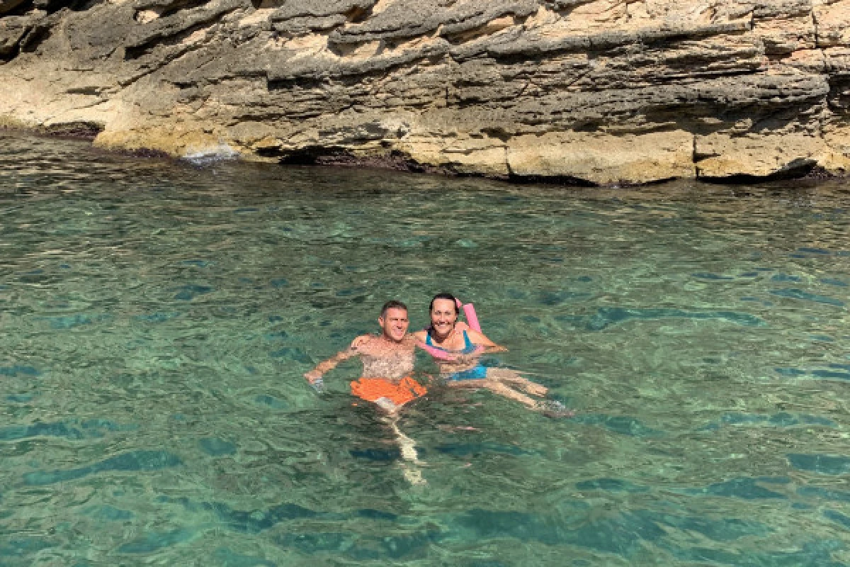 Croisière dans les calanques du Frioul avec café & baignade - Vieux Port Mairie - Expérience Côte d'Azur