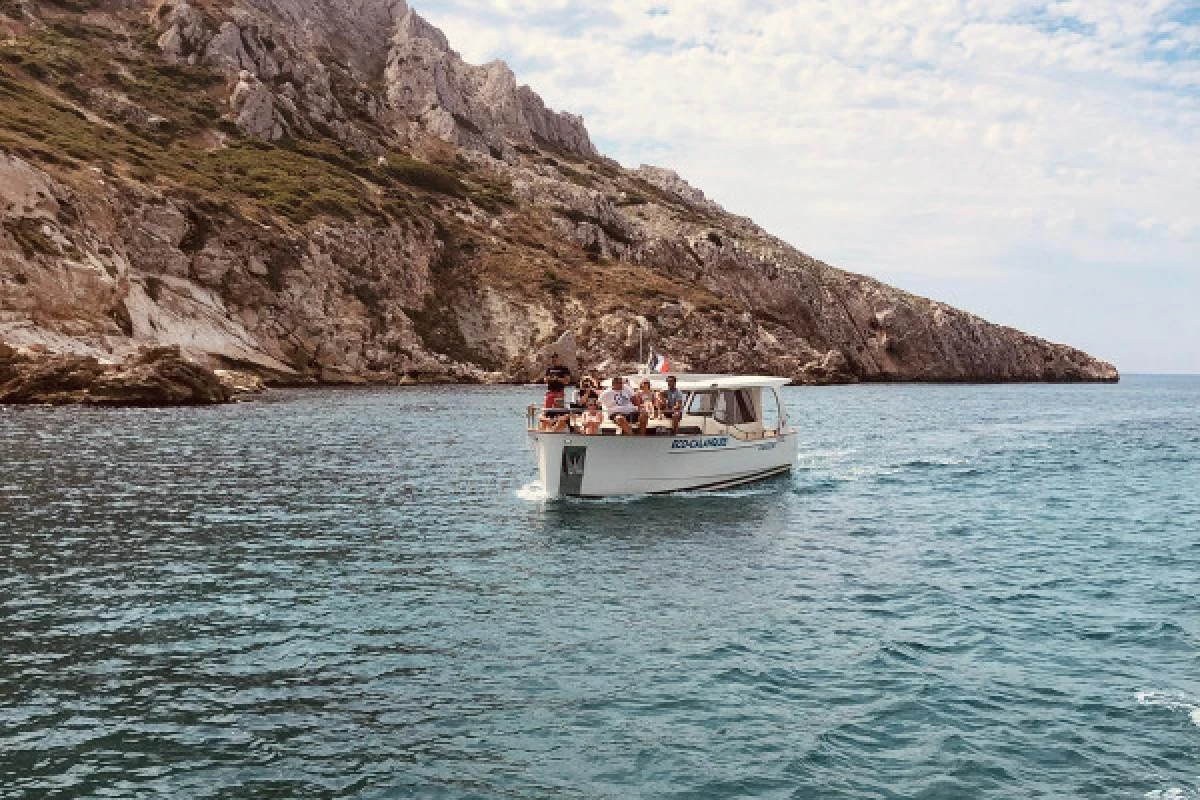 Croisière dans les calanques du Frioul avec café & baignade - Vieux Port Mairie - Expérience Côte d'Azur