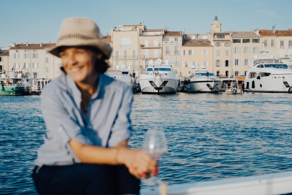 Dégustation de vins en mer au coucher du soleil, Port Grimaud - Expérience Côte d'Azur