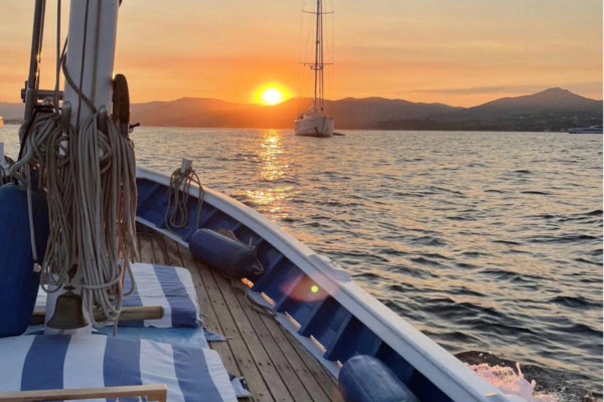 Dégustation de vins en mer au coucher du soleil, Port Grimaud - PROMO - Expérience Côte d'Azur