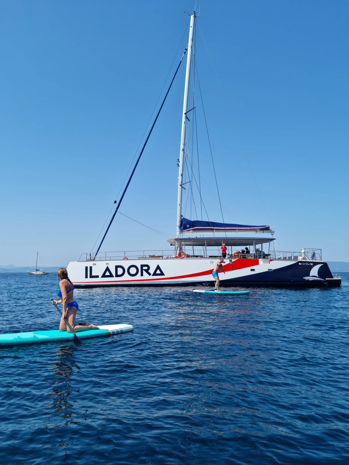 Catamaran Hyères - Brunch en mer - Littoral Hyérois - Expérience Côte d'Azur