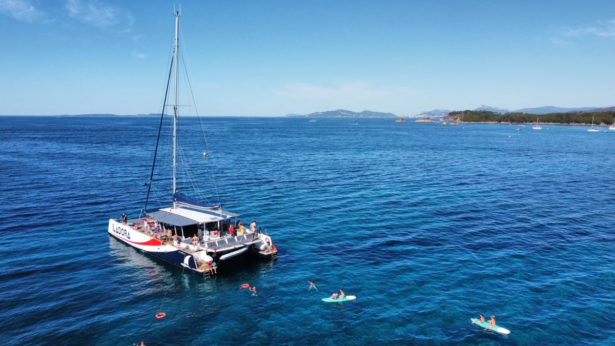 Catamaran Hyères - Brunch en mer - Littoral Hyérois - Expérience Côte d'Azur