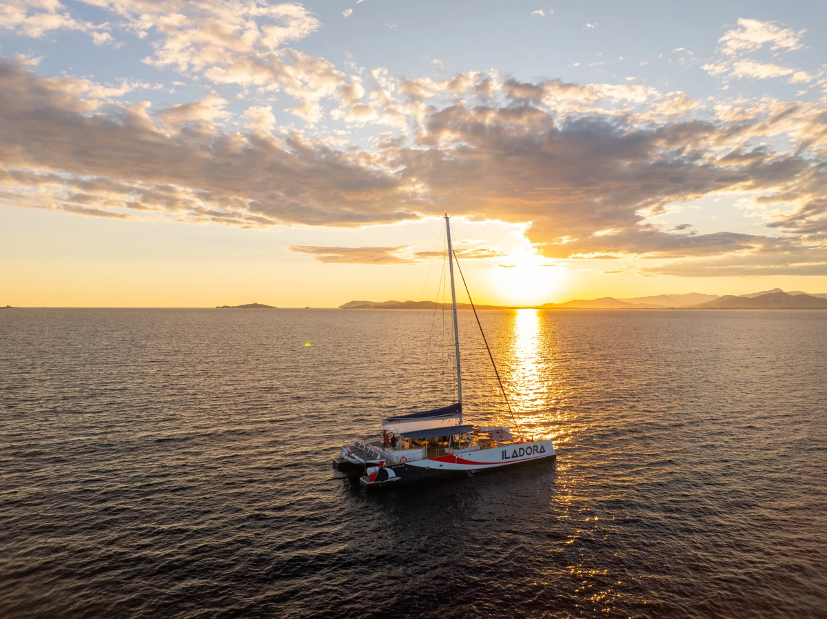 Balade catamaran hyères - Coucher de soleil presqu'île de Giens - Expérience Côte d'Azur