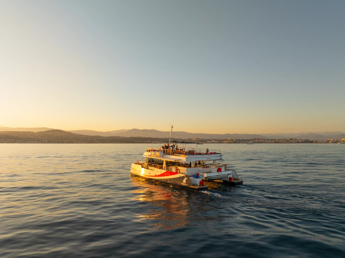 Départ Nice : Balade catamaran au coucher du soleil vers le Cap d'Antibes - Expérience Côte d'Azur