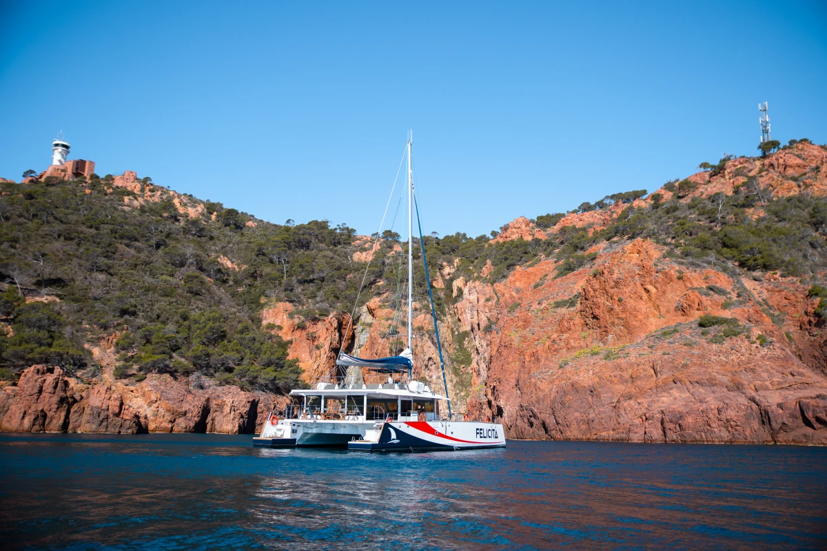 Catamaran- départ St Raphaël - Visite Guidée du Littoral - Promo - Expérience Côte d'Azur