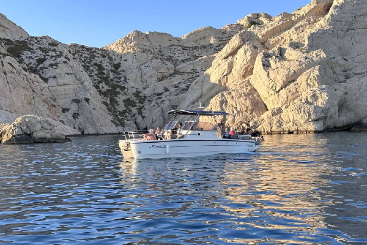 Douceur au Réveil : Croisière, Café et Plongée dans les Calanques du Frioul" - Expérience Côte d'Azur