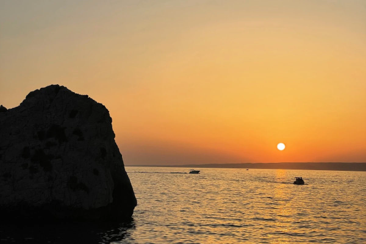 Soirée coucher du soleil en voilier dans les Calanques du Frioul - Vieux Port Mairie - Expérience Côte d'Azur