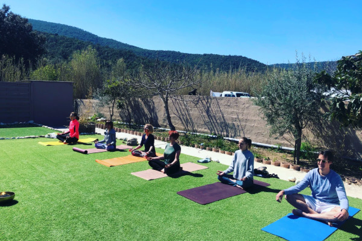 Hatha flow yoga à Sainte Maxime - Expérience Côte d'Azur