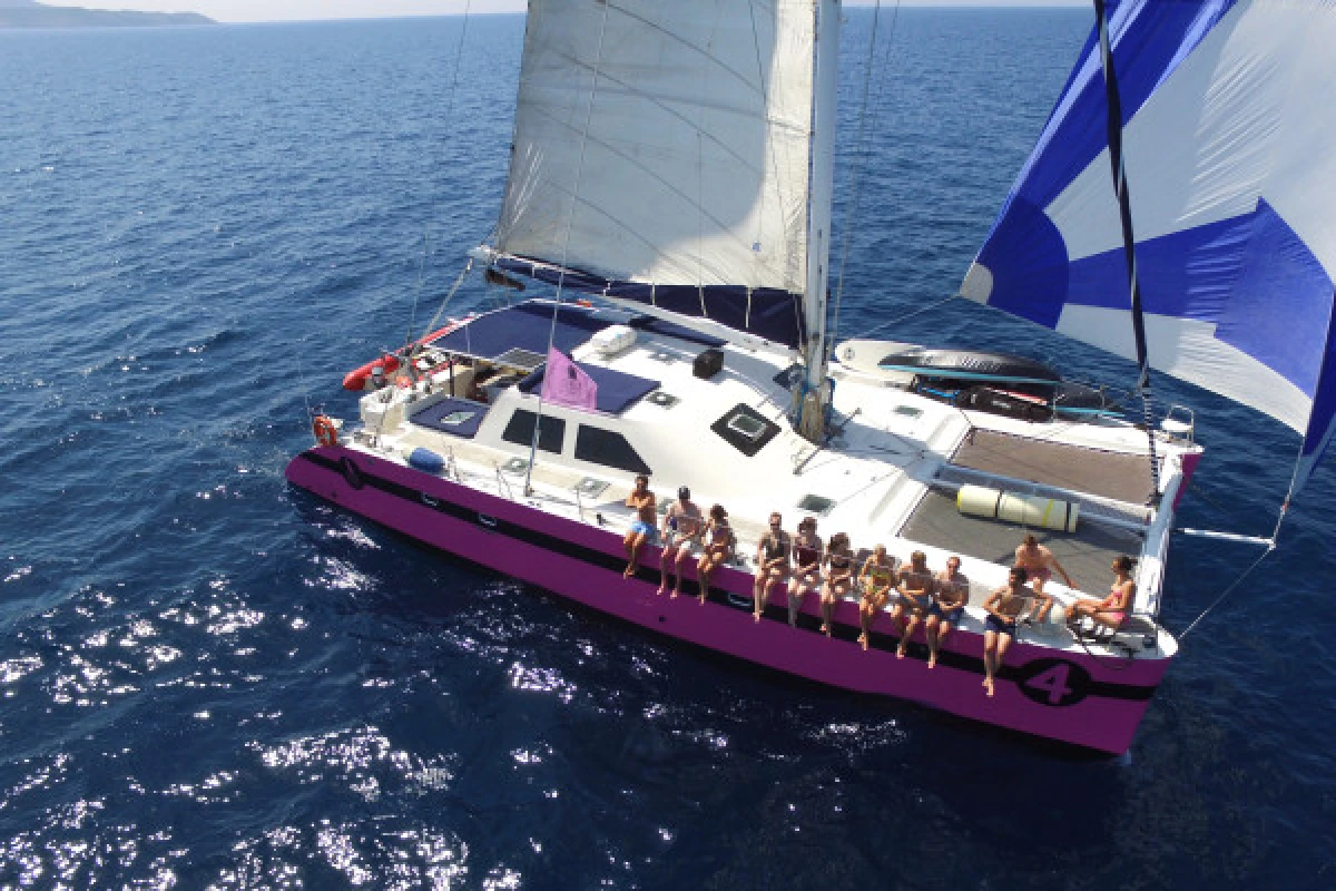 Journée en catamaran à Cap Taillat Départ Cavalaire - PROMO - Expérience Côte d'Azur