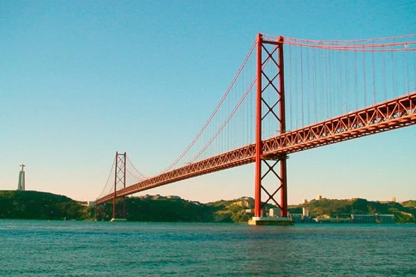 Lisbon Riverside & Cristo rei Tuk Tuk Tour - Expérience Côte d'Azur