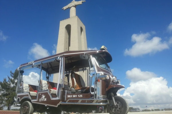 Lisbon Riverside & Cristo rei Tuk Tuk Tour - Expérience Côte d'Azur