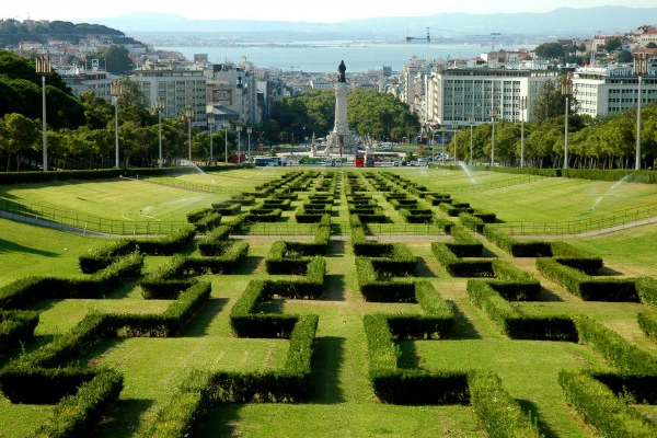 Lisbon Viewpoints Tuk Tuk Tour - Expérience Côte d'Azur