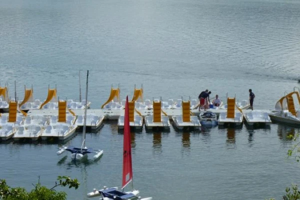 Location pédalos  avec ou sans toboggan - Lac de St-Cassien - Expérience Côte d'Azur