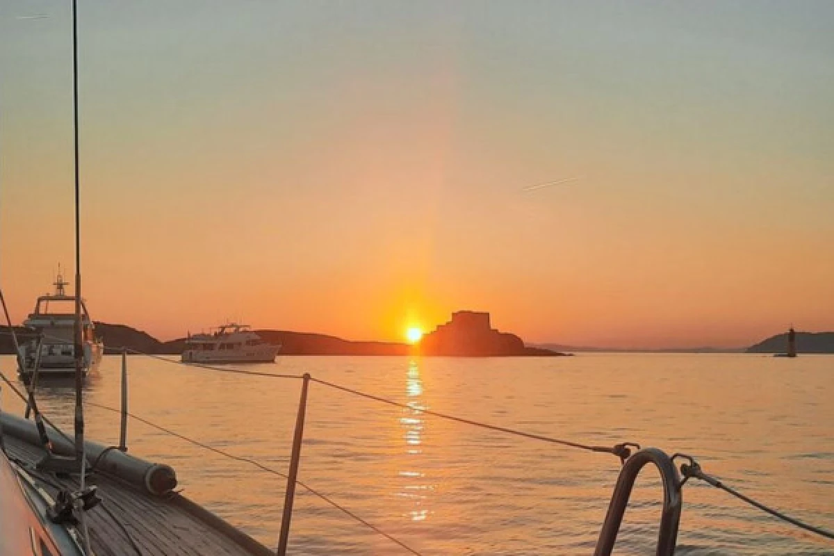 Sortie Privée - Apéro en Voilier-Sunset au Cap d’Antibes - Expérience Côte d'Azur