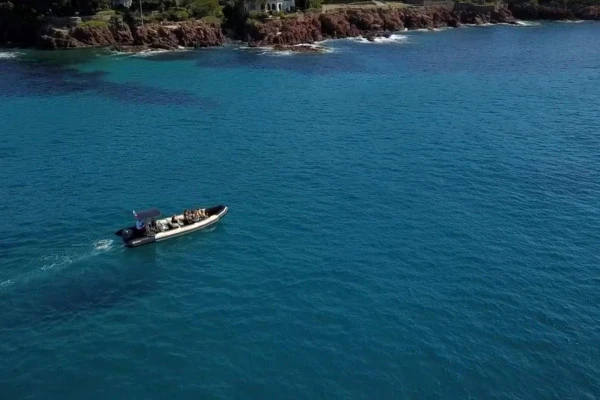 Privatisation bateau calanques Estérel  3h00 - Expérience Côte d'Azur