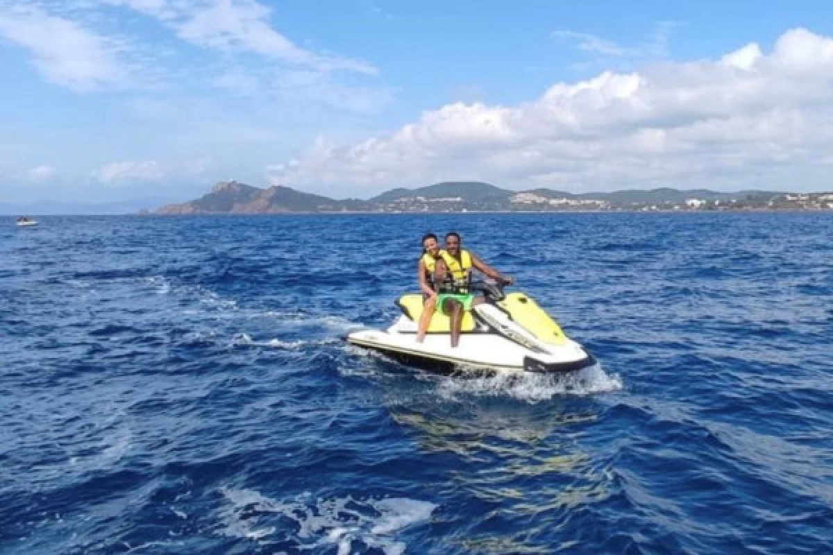 Randonnée 1h30 Jet ski au départ de Saint-Aygulf - Expérience Côte d'Azur