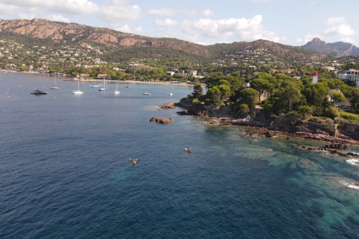 Randonnée guidée Agay en kayak ou paddle massif de l'Esterel - Expérience Côte d'Azur