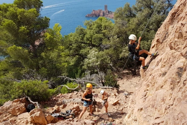 Séance d'escalade les Roches rouges de l'Estérel - Saint-Raphaël - Expérience Côte d'Azur