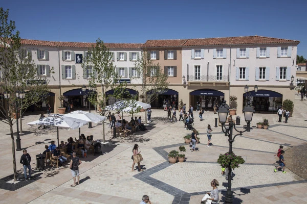 Shopping au Village des Marques Mc Arthur Glen à Miramas - Expérience Côte d'Azur