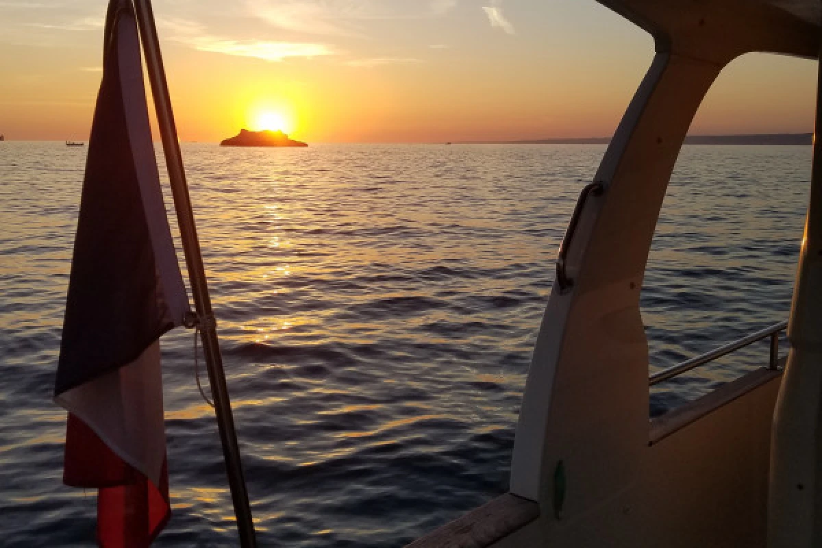 Soirée au soleil couchant dans les Calanques du Frioul - Vieux Port CNTL - Expérience Côte d'Azur