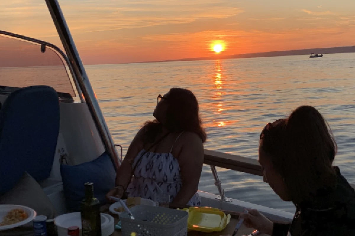 Soirée au soleil couchant dans les Calanques du Frioul - Vieux Port CNTL - Expérience Côte d'Azur