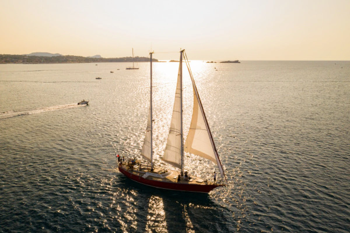 Sortie en Voilier - coucher de soleil - Expérience Côte d'Azur