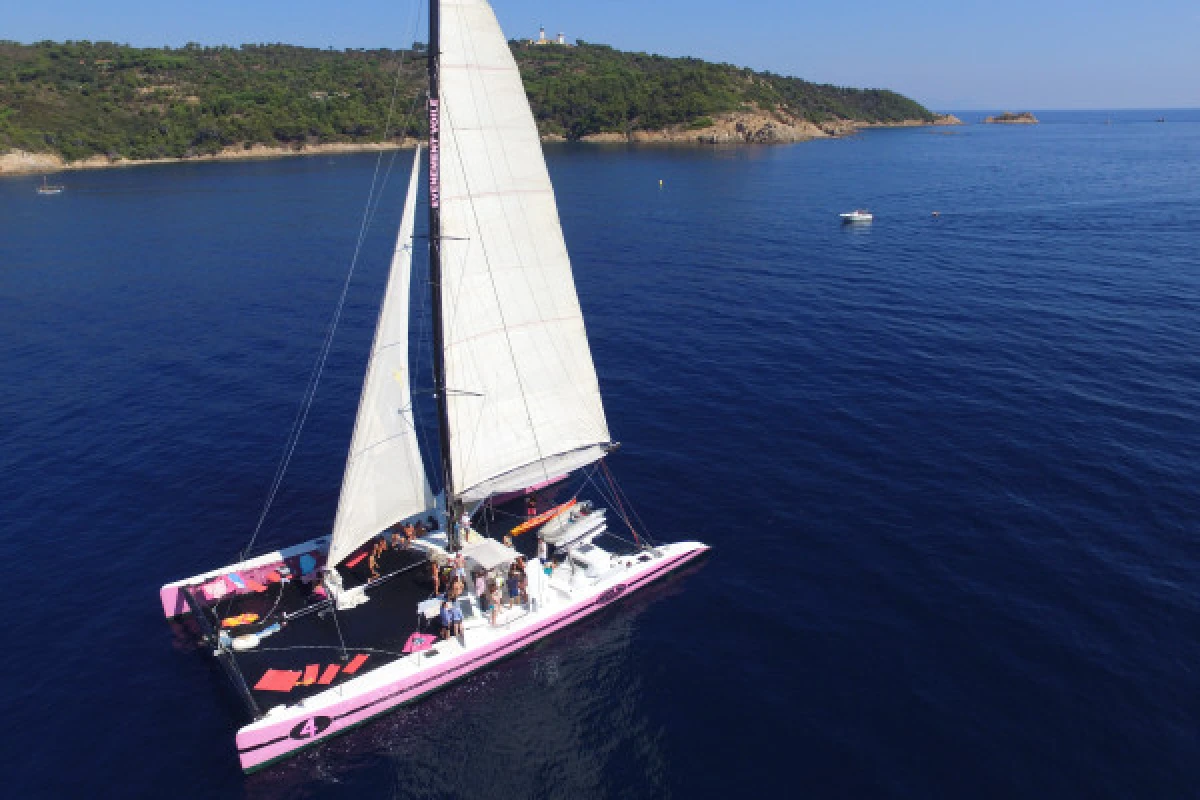 Suivre la Régate des voiles de St Tropez en Catamaran - Expérience Côte d'Azur