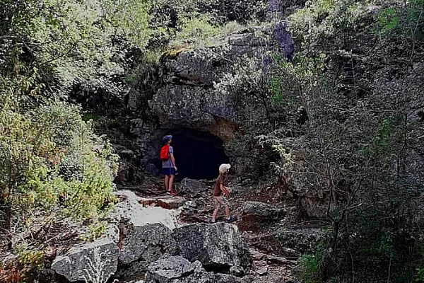 Visit and treasure hunts in the cave and in the forest - Expérience Côte d'Azur